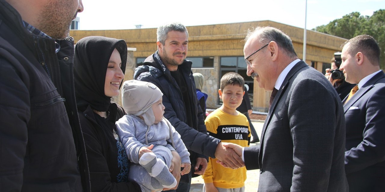 Vali Karadeniz Kula’daki depremzede vatandaşları ziyaret etti