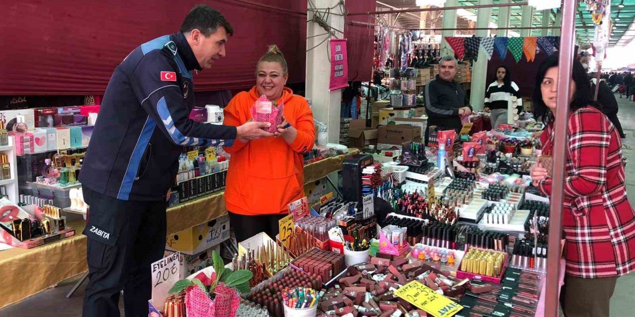 Salihli Belediyesi Kadınların Günü’nü çiçekle kutladı