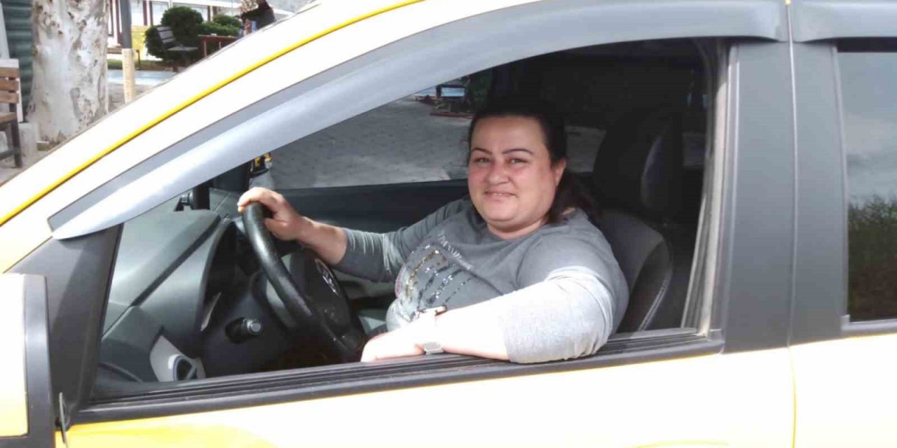 Eşine yardım için başladığı taksi şoförlüğü, mesleği oldu