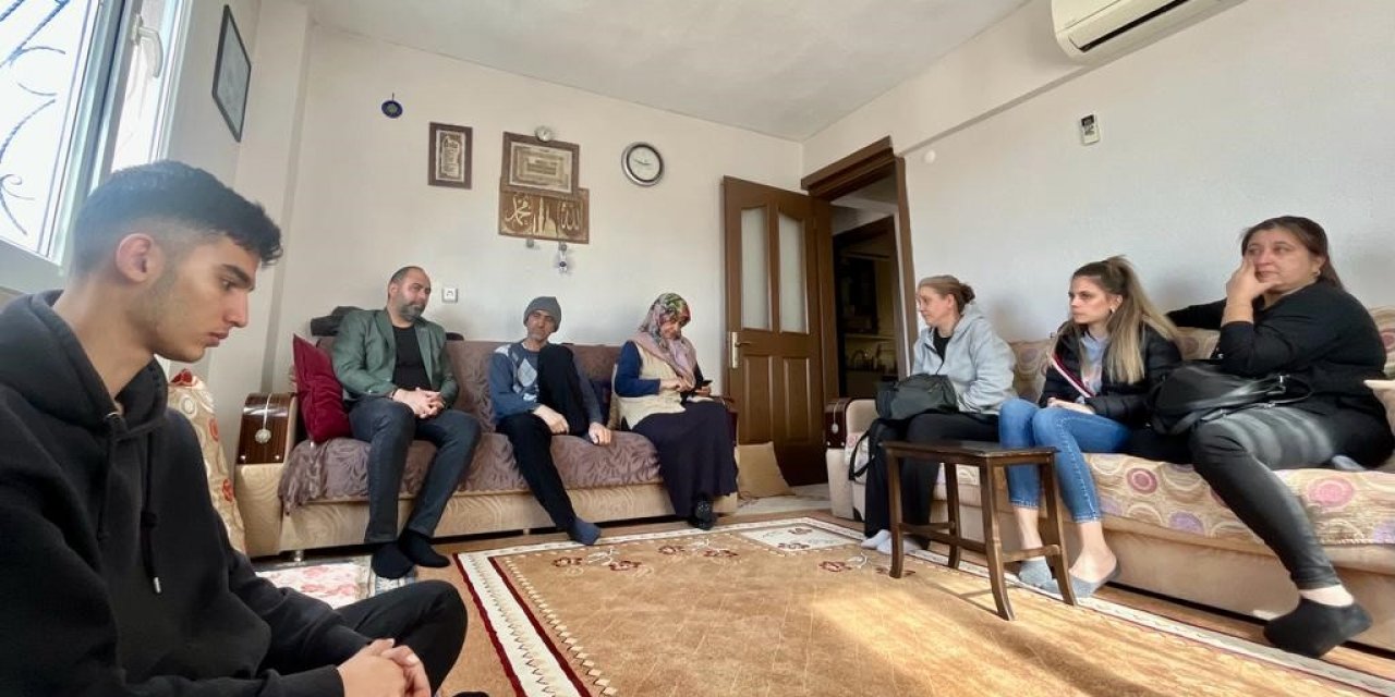 HAK-İŞ İzmir yönetimi depremzede aileleri ziyaret etti