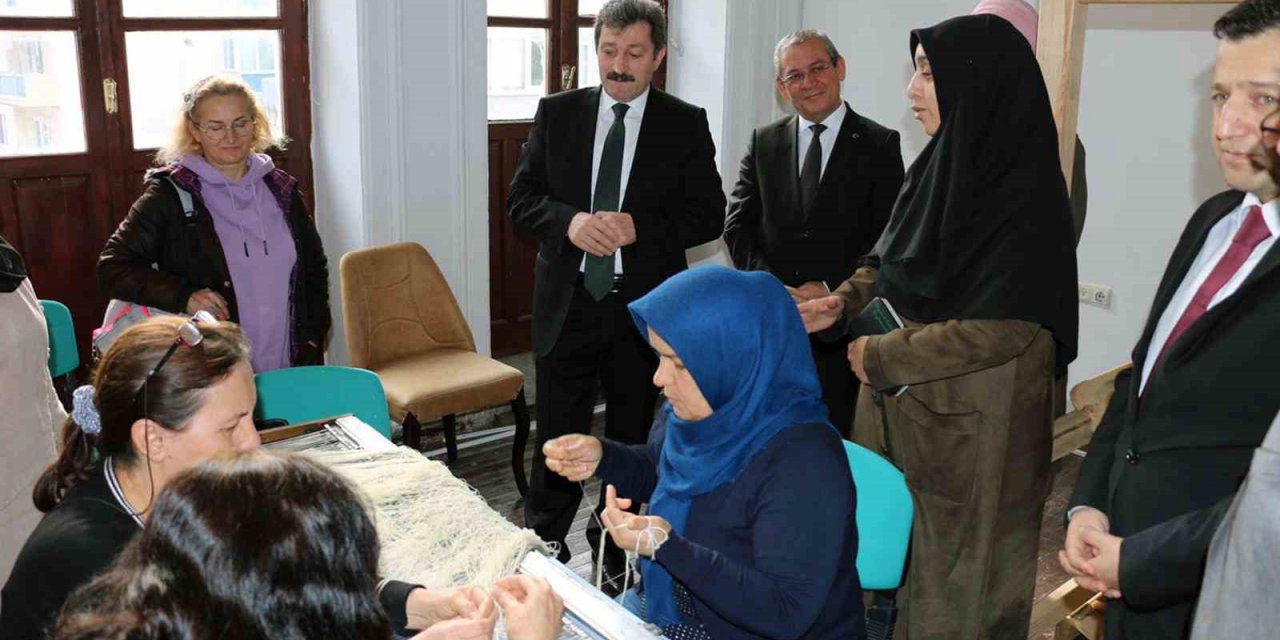 Olgunlaşma Enstitüsü kadın kursiyerleri sertifikalarını aldı