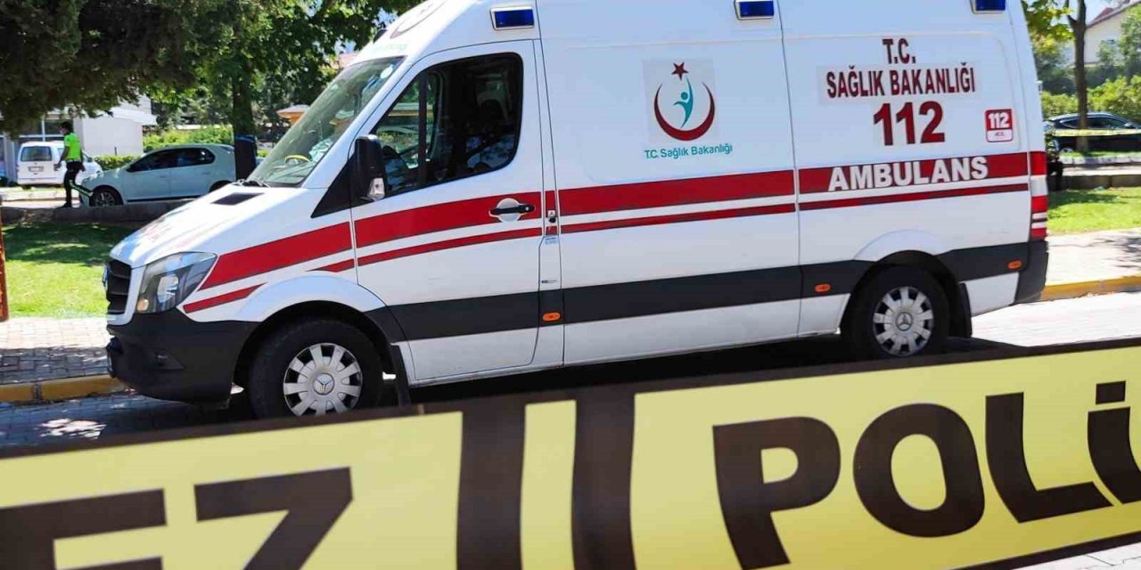 Minibüsün çarptığı yaşlı kadın kurtarılamadı
