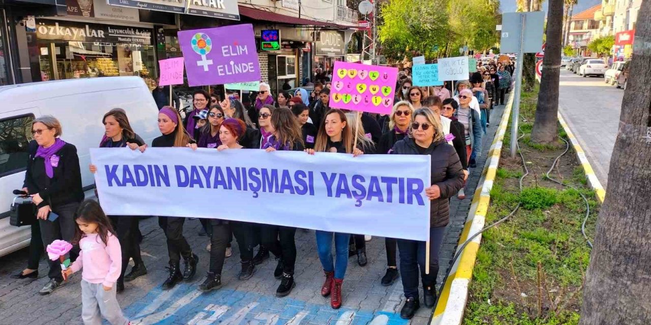 Köyceğiz’de Kadınlar Günü’nde dayanışma zinciri oluşturuldu