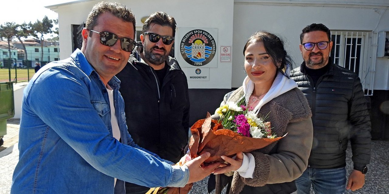 Çeşme Belediyespor’dan sahada görevli kadınlara çiçek