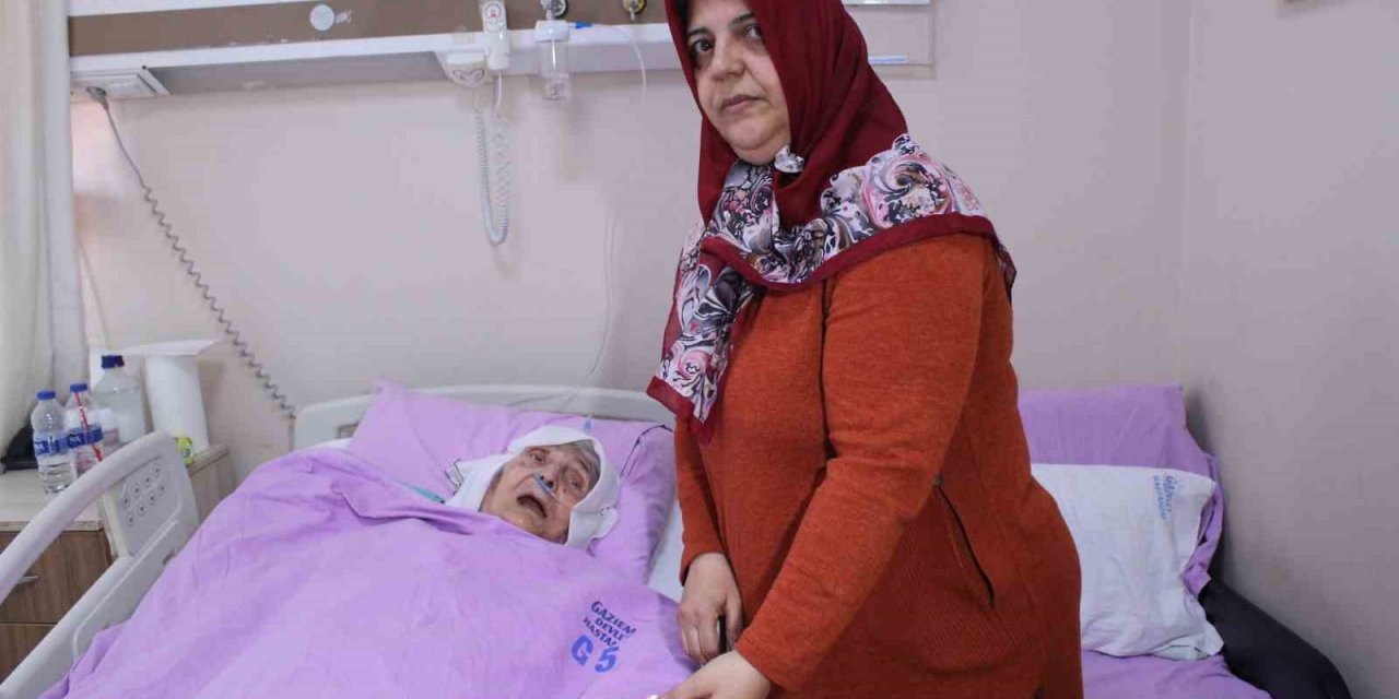 Gara şehidinin depremzede babaannesi yaralarını sarmaya çalışıyor