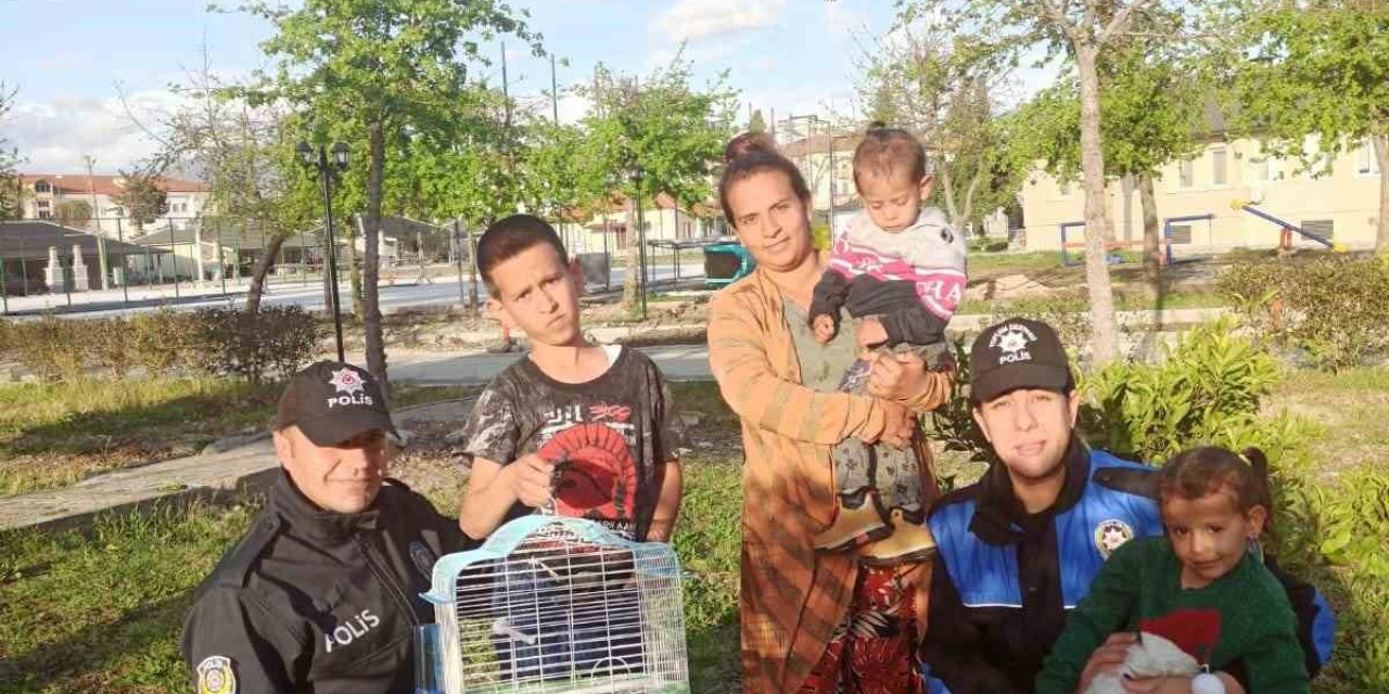 Depremde muhabbet kuşunu kaybeden çocuğa polis muhabbet kuşu hediye etti