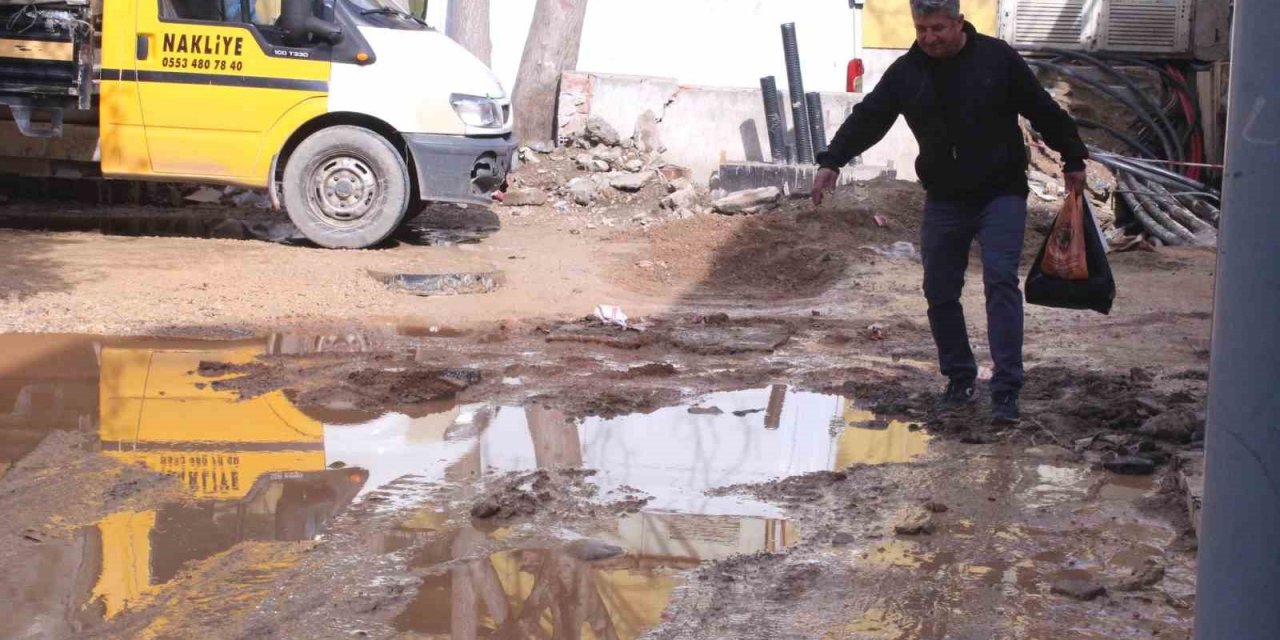 Kemeraltı esnafının bozuk yol çilesi: "Caddeyi afet bölgesi ilan ettik"