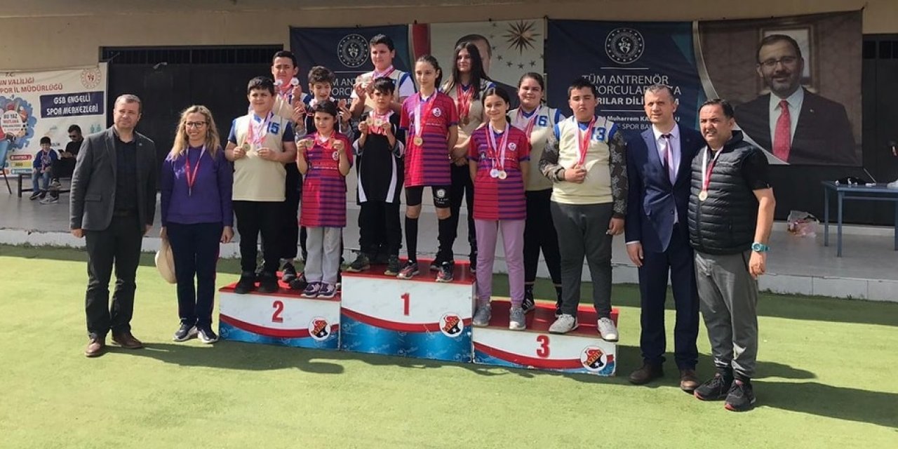 Engelleri aşan özel sporcular madalyalarını teslim aldı