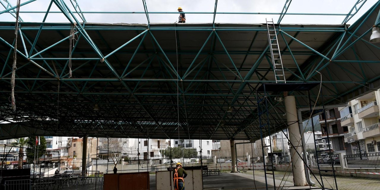 Davutlar Kapalı Pazar Yeri’nin çatısı yenileniyor