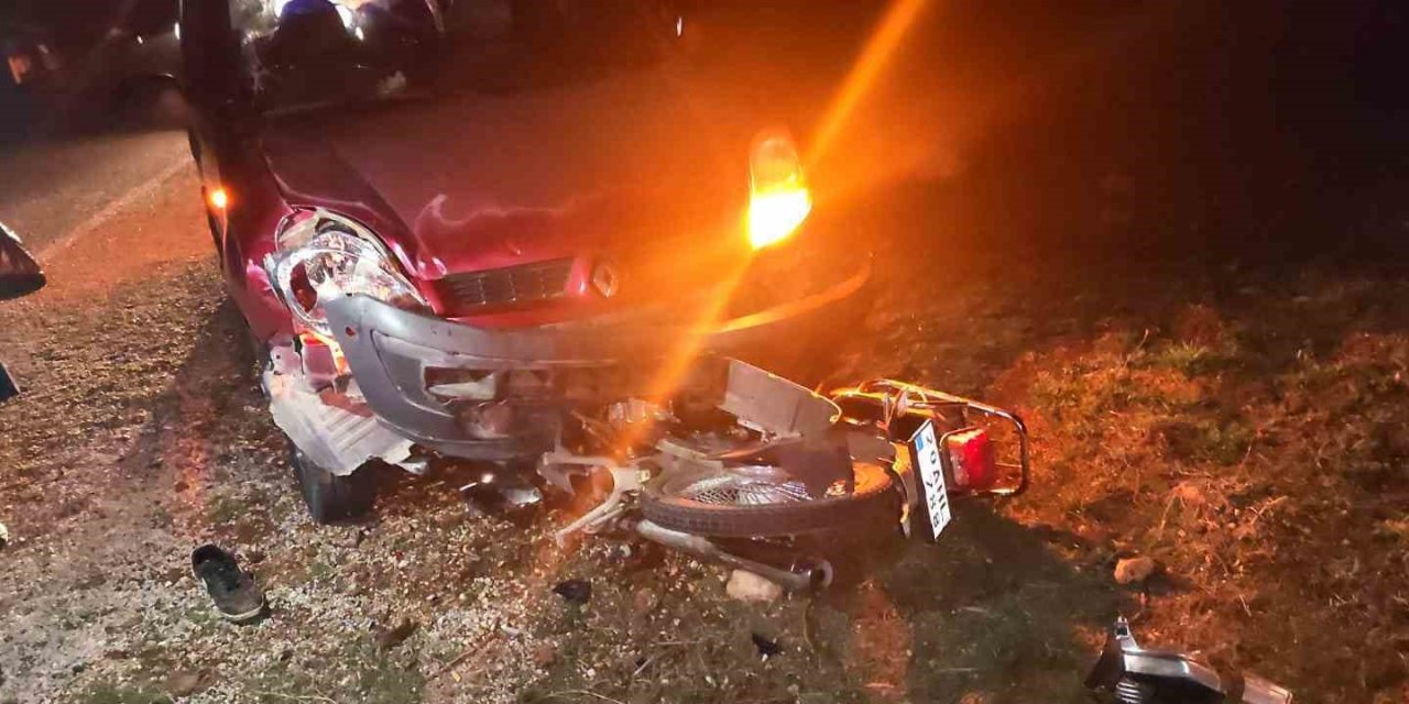 Hafif ticari araç, arkadan çarptığı motosikleti altına aldı; 3 yaralı