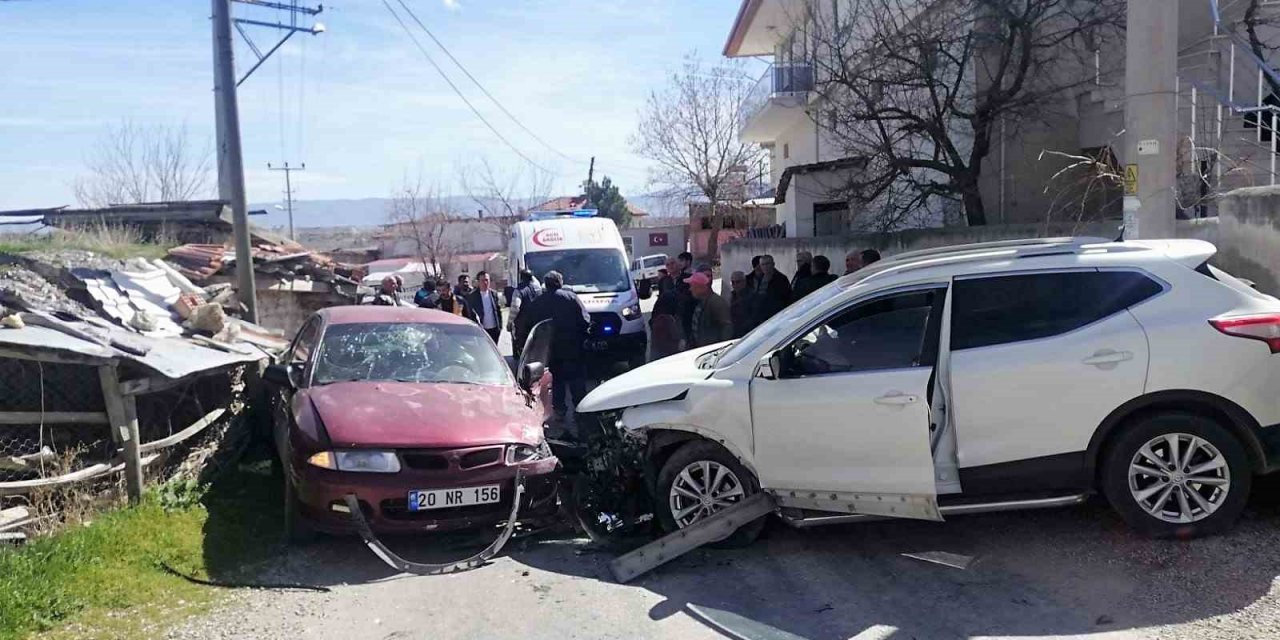 İki aracın kafa kafaya çarpıştığı kazada 2 kişi yaralandı