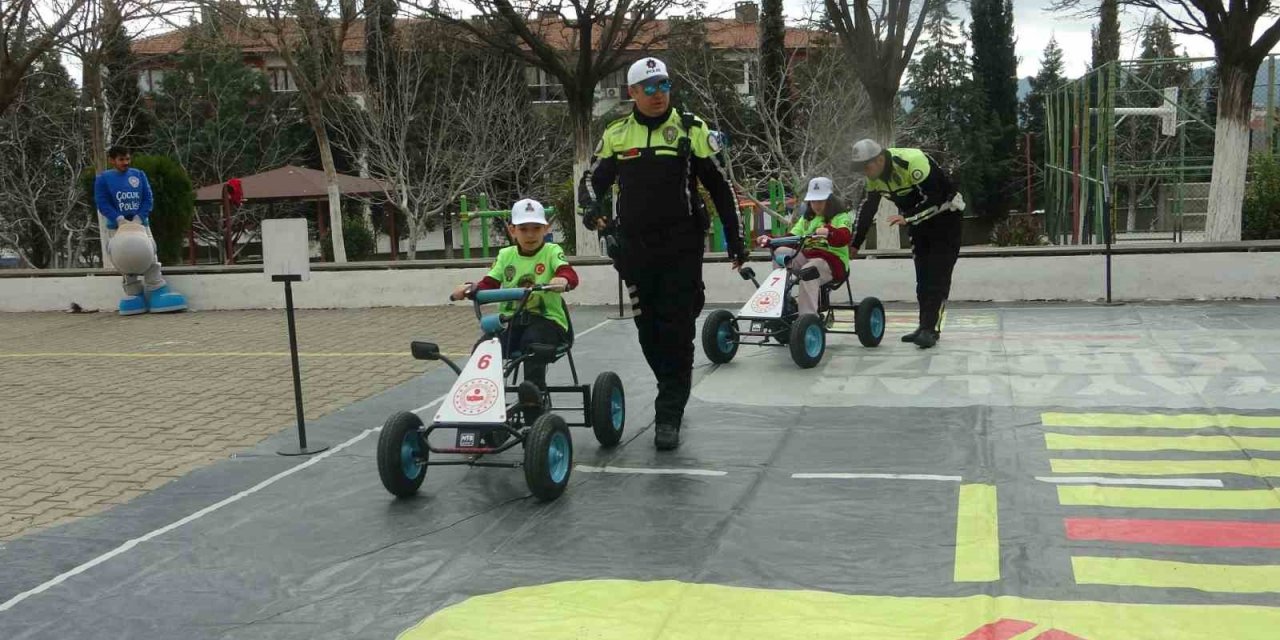 Muğla’da öğrencilere Mobil Trafik tırı ile trafik eğitimleri veriliyor