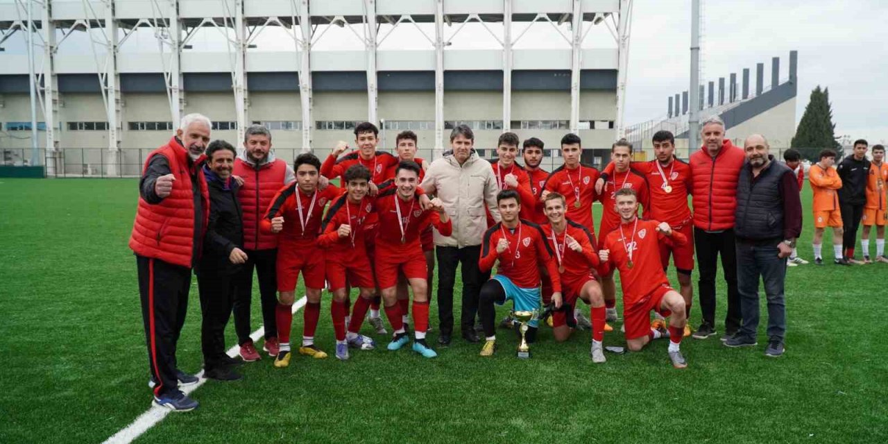 Futbolun şampiyonu Manisa Spor Lisesi