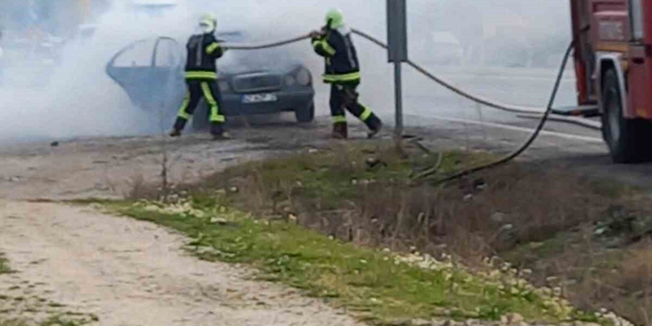 Seyir halindeyken yanan otomobil kullanılamaz hale geldi