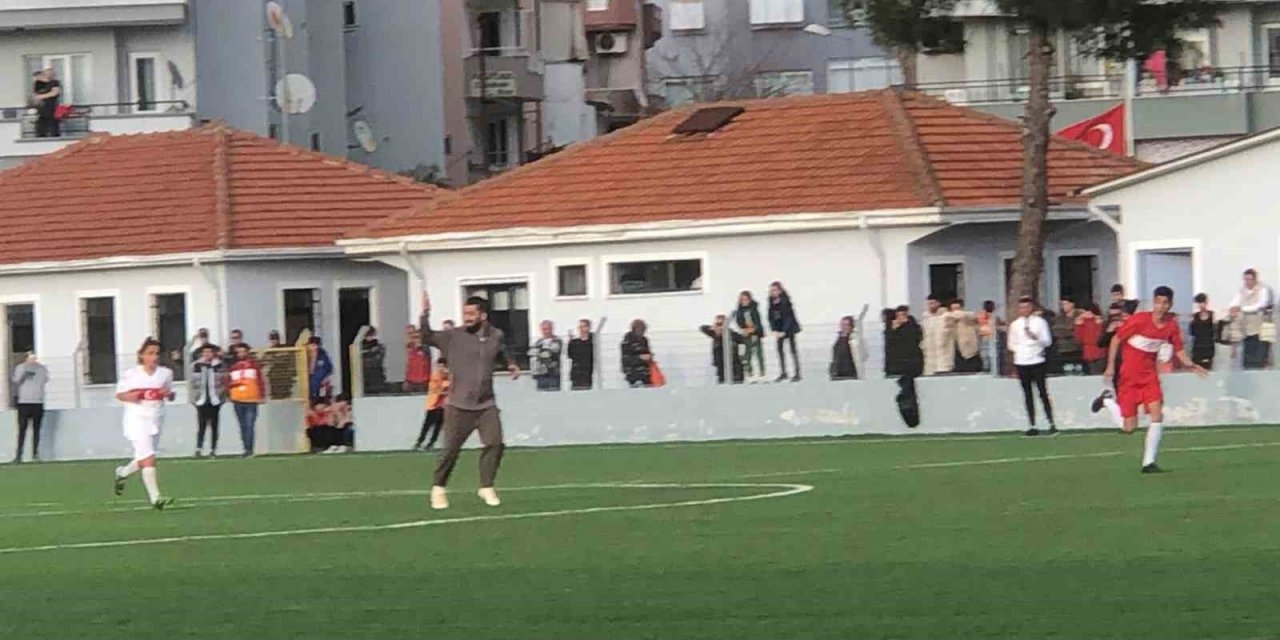 Arda Turan depremzede çocuklar için Marmaris’te sahaya çıktı