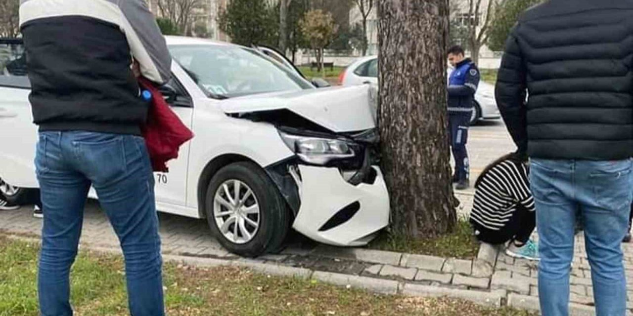 Aday sürücü sınavda ehliyetini alamadan kaza yaptı