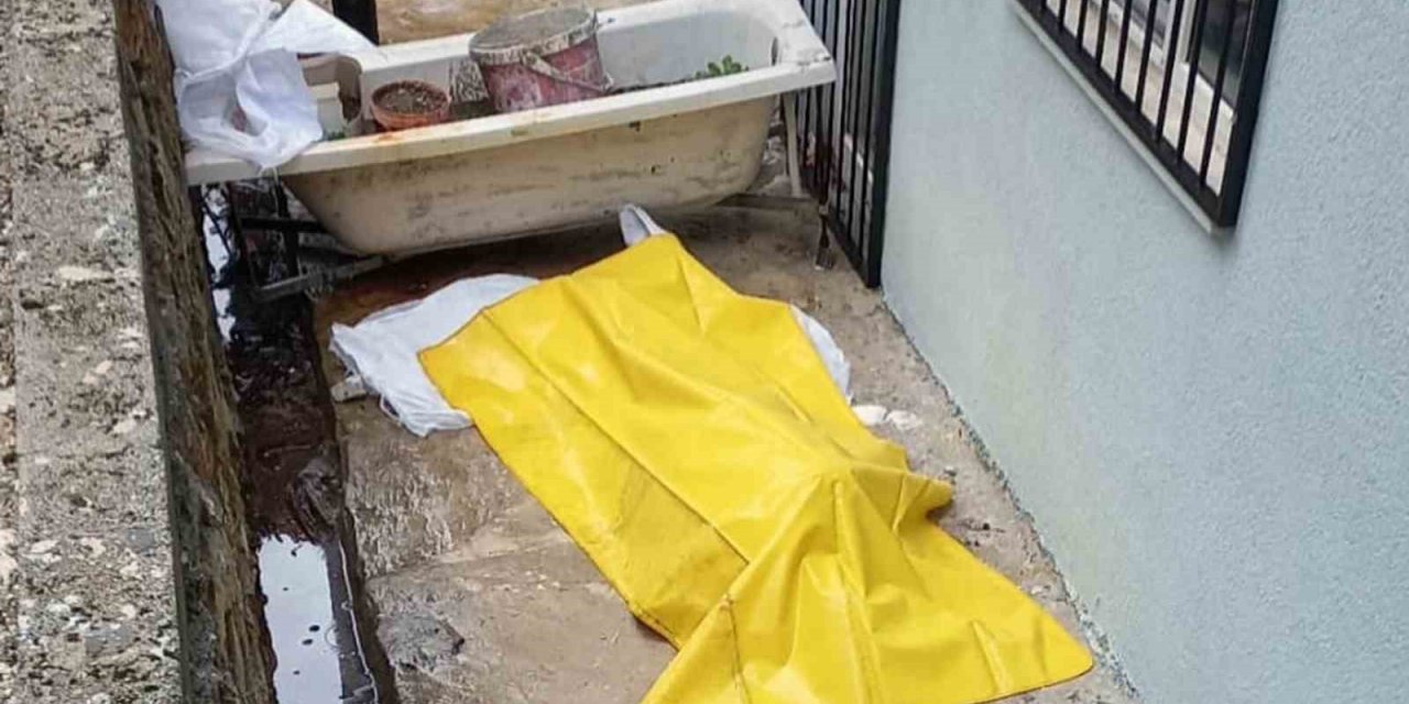 83 yaşındaki vatandaş, 5’inci kattan düşerek hayatını kaybetti