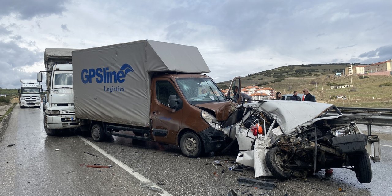Yağışlı hava zincirleme kazaya neden oldu: 4 yaralı