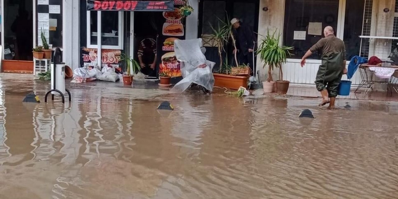 İzmir’de yağmur hayatı felç etti, araçlar suya gömüldü