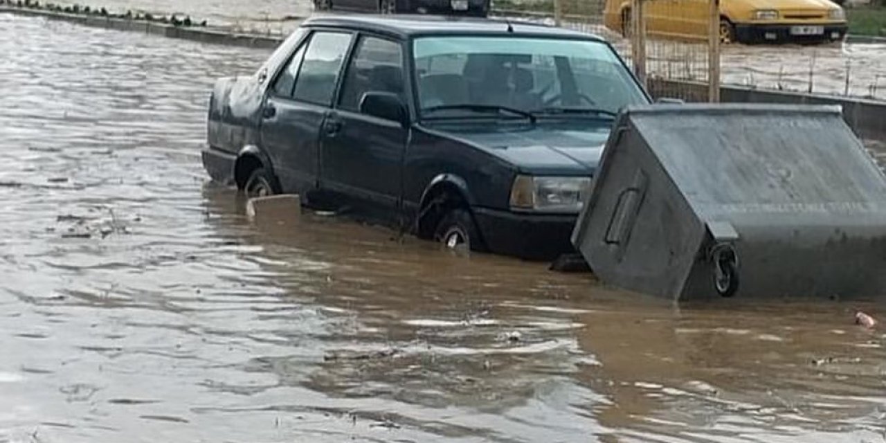 Yağmur Aliağa’da etkili oldu, yollar göle döndü