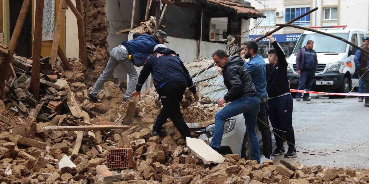 İzmir’de metruk bina bir aracın üstüne çöktü