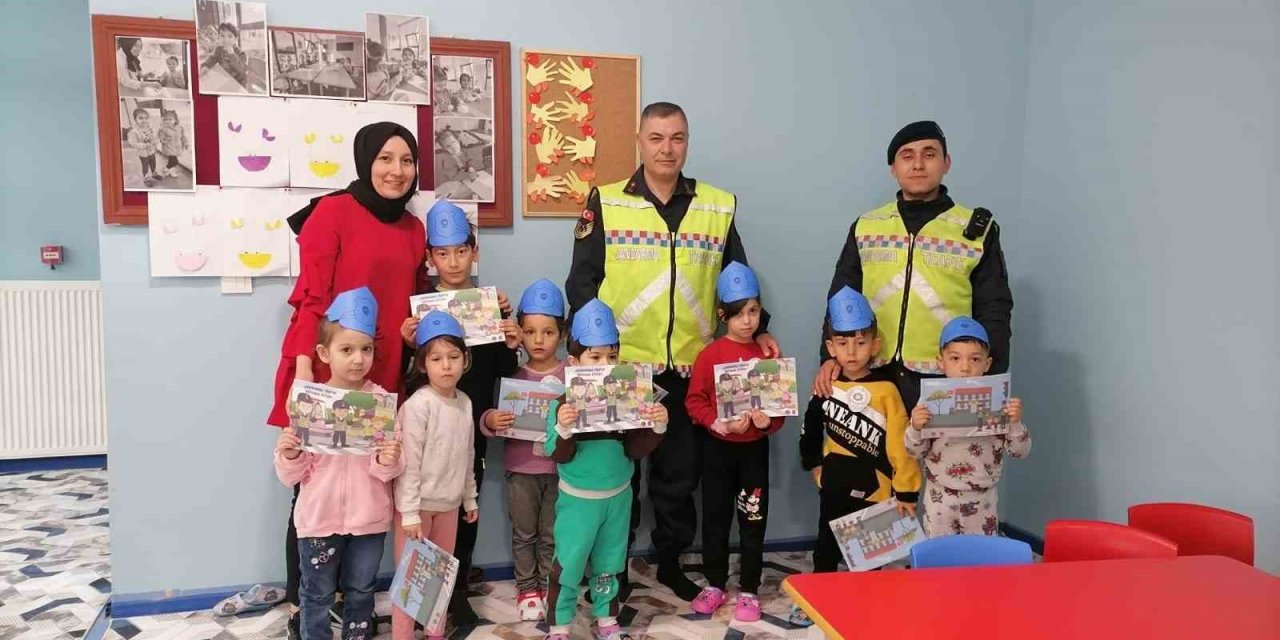 Jandarma trafik ekipleri depremzede çocukları unutmadı