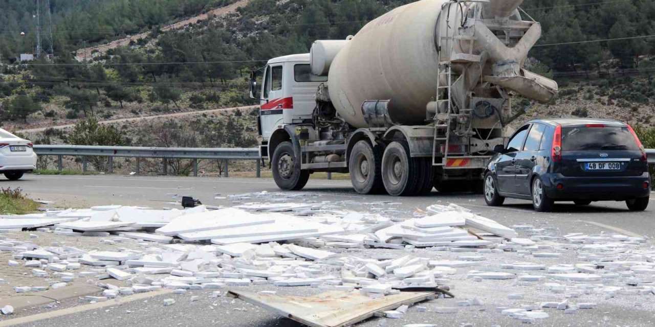 Yola savrulan mermer parçaları trafiği aksattı