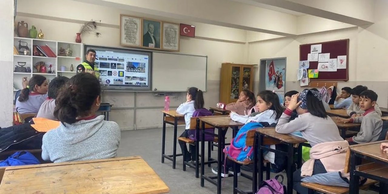 Jandarmadan ilkokul öğrencilerine trafik eğitimi