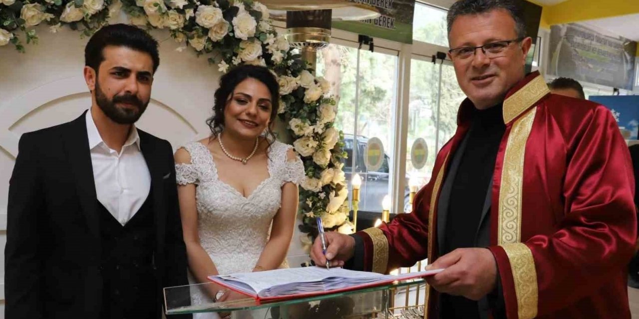 Enkazdan kurtuldu, Alaşehir’de gözyaşlarıyla evlendi