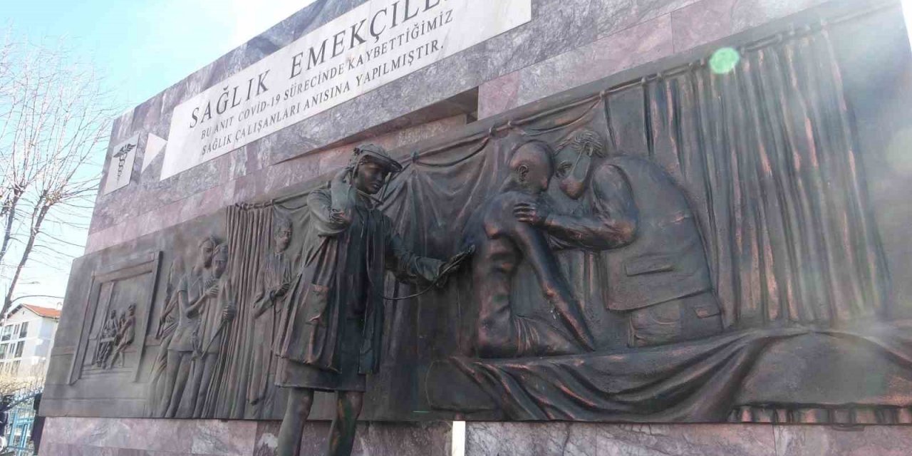 Muğla’da Tıp Bayramı’nda ’Sağlık Emekçileri’ heykeli açıldı