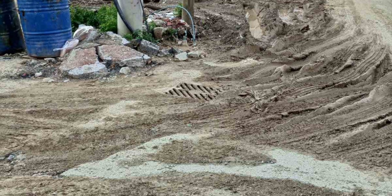 Milas halkı çamurlu ve toprak yolda zor günler yaşıyor