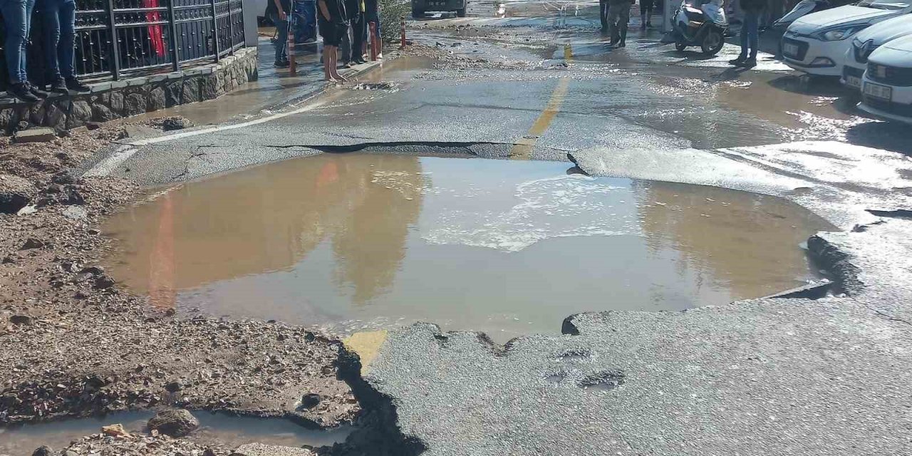 Bodrum’da isale hattı patladı, tonlarca su caddeye aktı