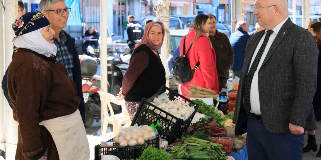 Başkan Gümüş köylü pazarında kadın üreticilerle görüştü