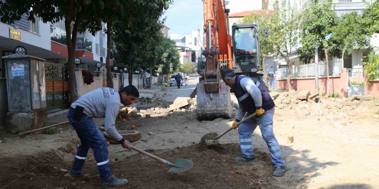 Efeler Belediyesi ekipleri Girne Mahallesi’ndeki yolları yeniliyor