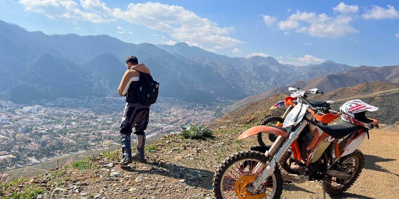 Yanan alanlara motorları ile çıkıp tohum topları atıyorlar