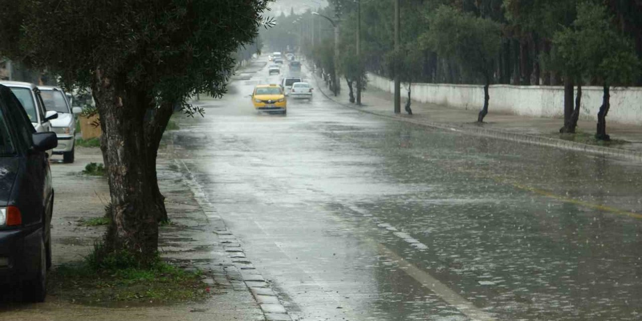 Muğla’da sağanak yağış etkili oluyor