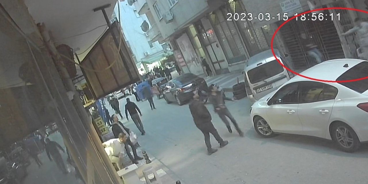 Kavgaya karışan şahısları süpürgeyle kovalarken canından oluyordu