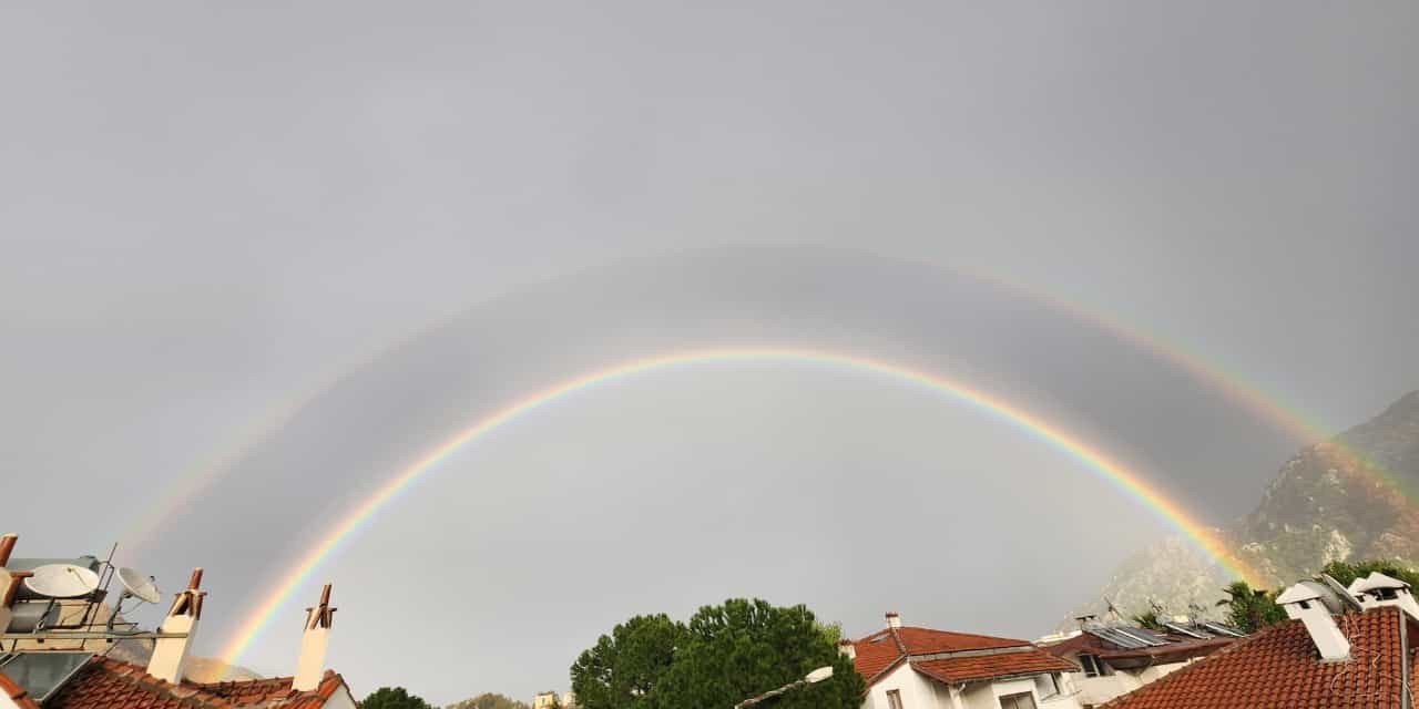 Marmaris’te gökkuşağı gökyüzünü renklendirdi