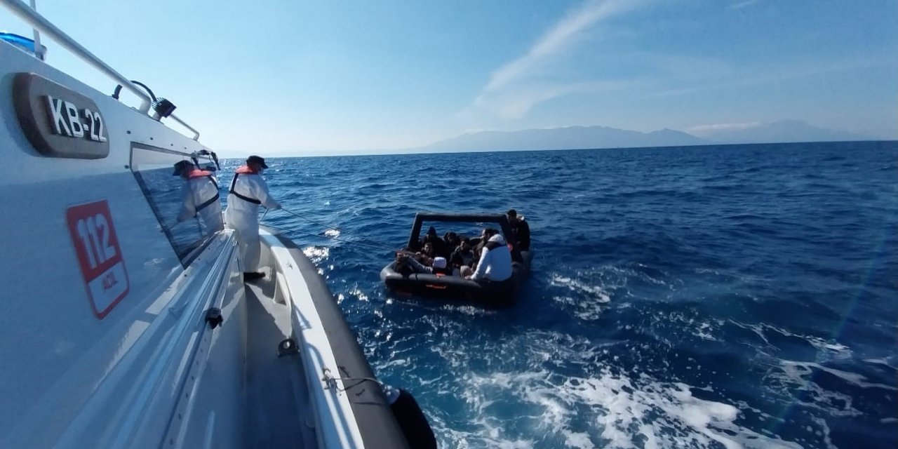 İzmir’de 18 göçmen kurtarıldı