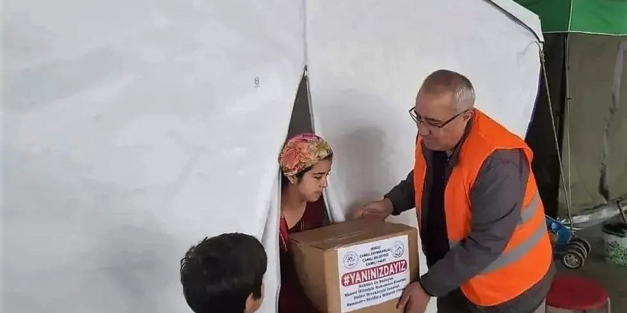 Başkan Arslan, Ramazan kolilerini depremzedelere eliyle teslim etti