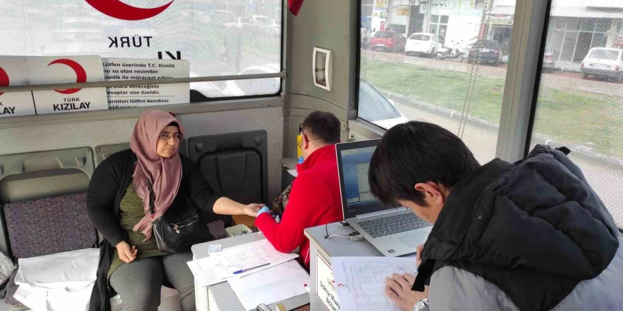 Selendili vatandaşlar kan bağışına yoğun ilgi gösterdi