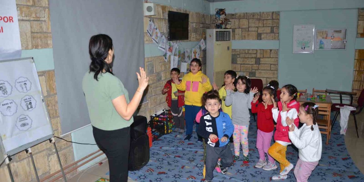 Minik depremzedeler korku dolu günleri aşmaya çalışıyor