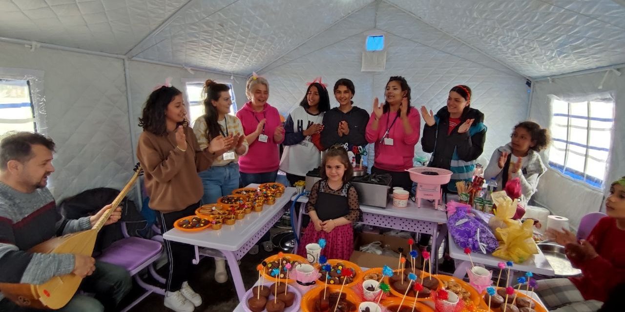 Denizlili öğretmenler, Emine ve Elisa için çadırda doğum günü kutlaması yaptı