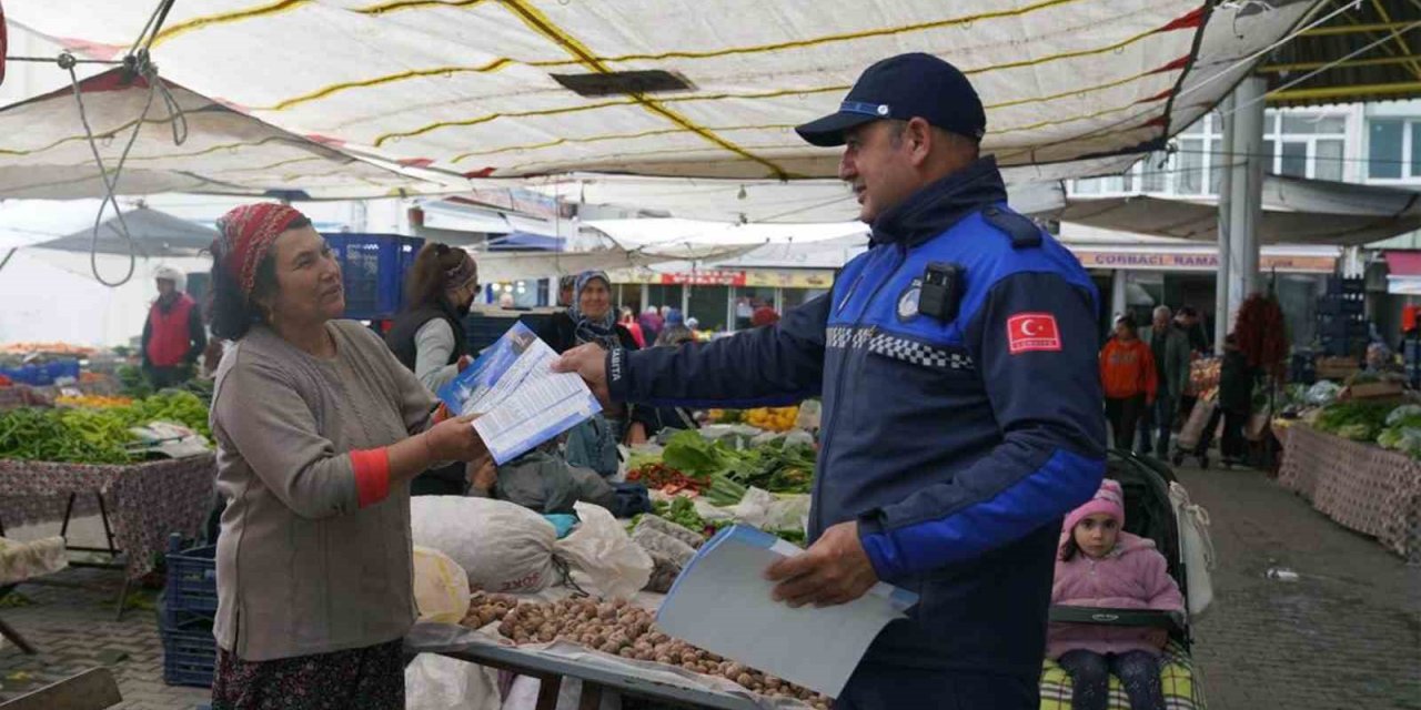 Ortaca zabıtası hem denetim yaptı, hem imsakiye dağıttı
