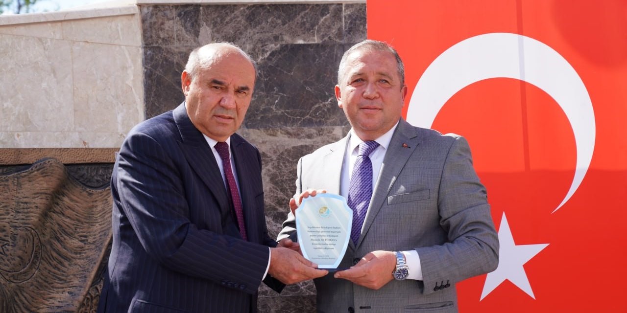 Otgöz, çalışma arkadaşı Türkan’a ’teşekkür plaketi’ takdim etti