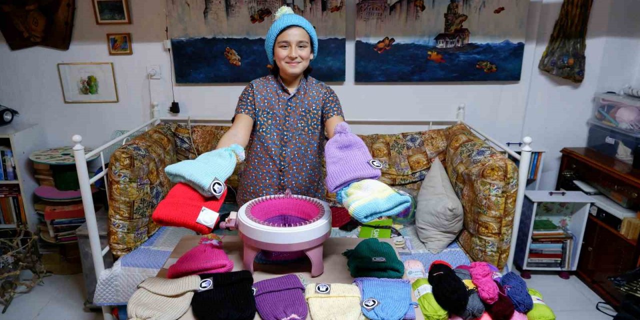 12 yaşındaki Ege, depremzede akranları üşümesin diye atkı ve bere örüyor