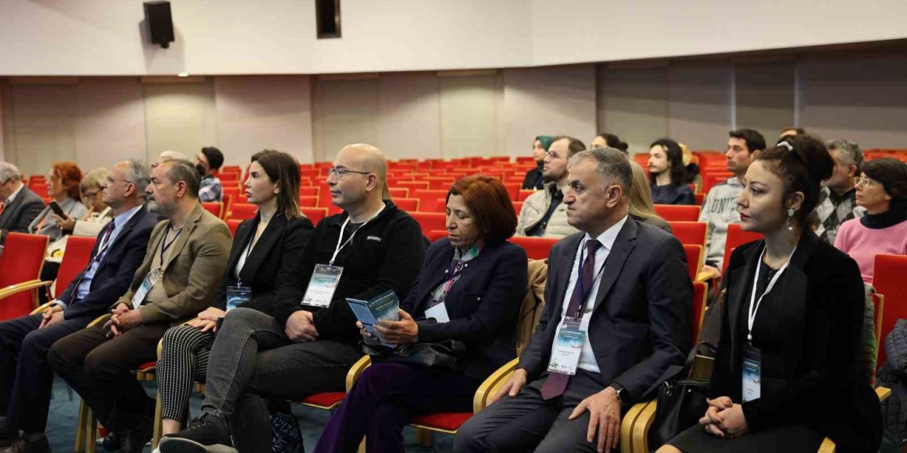 İzmir’de 3 günlük ‘tıp bilişimi’ zirvesi