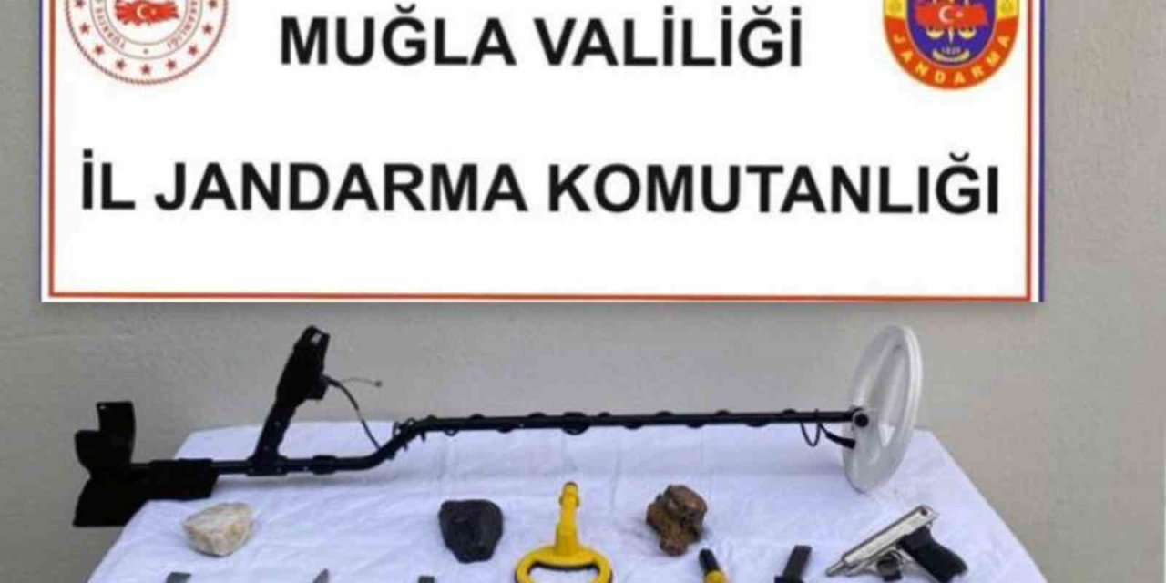 Elindeki tarihi eserleri satamadan yakalandı