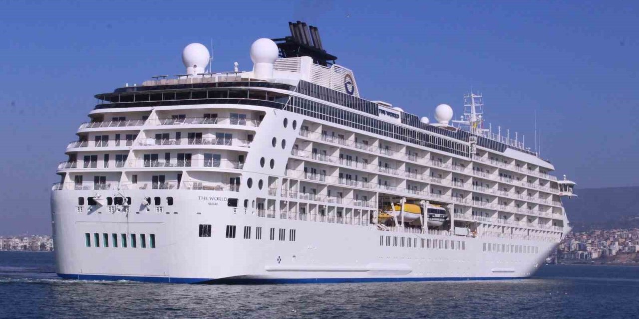 İzmir’e yılın ilk gemisi geldi