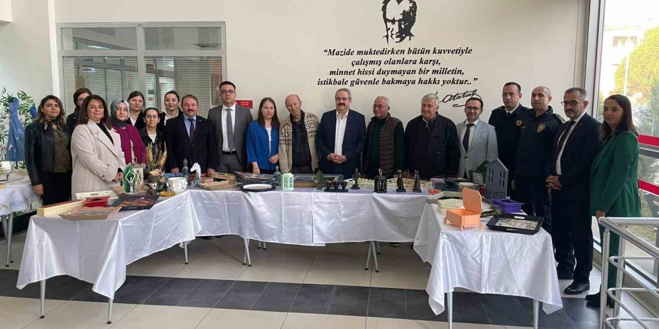 Salihli’de ’Yaşlılar Haftası’na özel sergi